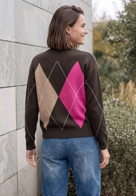 Pull à col rond et motif Argyle truffle brown Femme en jean et pull losange marron-rose, vue de dos, souriante, regardant autour.