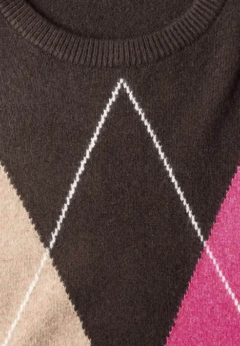 Pull à col rond et motif Argyle truffle brown Pull tricoté marron avec motif losange beige et rose, souligné d'une fine ligne blanche.