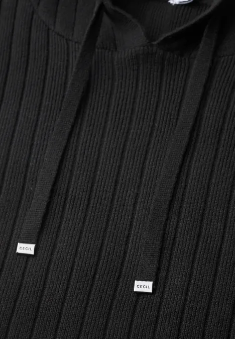 Schwarzer Rippsweater mit Kapuze und dekorativen Kordeln an der Vorderseite.