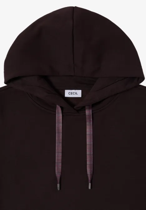 Ein schlicht schwarzer Kapuzenpullover mit seitlichen Tunnelzugbändern in Karomuster und einem Etikett „COOL“.