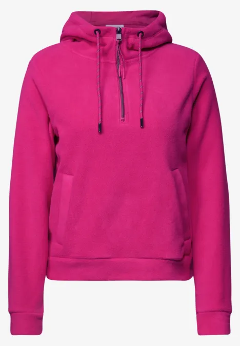 Ein leuchtend pinker Kapuzenpullover mit Kängurutasche und Rundsaum.
