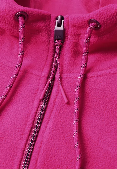 Nahaufnahme einer pinkfarbenen Fleecejacke mit Reißverschluss und Kordelzug.