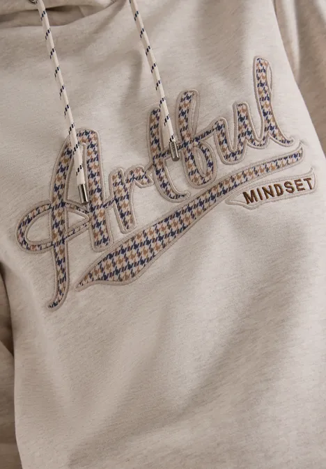 Beiger Kapuzenpullover mit gesticktem 'Artful Mindset'-Schriftzug.