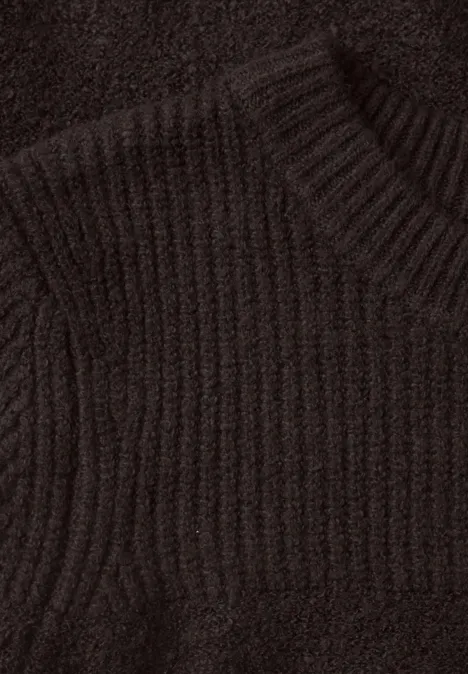 Trui met bouclé-mix en ronde hals truffle brown melange Close-up van een donkerbruine, geribbelde gebreide trui met ronde hals.