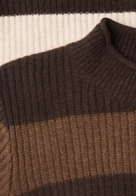 Nahaufnahme eines gestreiften Strickpullovers in Creme, Dunkelbraun und Hellbraun.