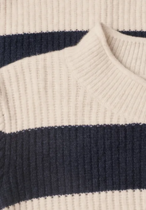Pullover mit Turtle Neck und Streifen urban dark blue Nahaufnahme eines Strickpullovers mit breiten cremefarbenen und dunkelblauen Querstreifen.