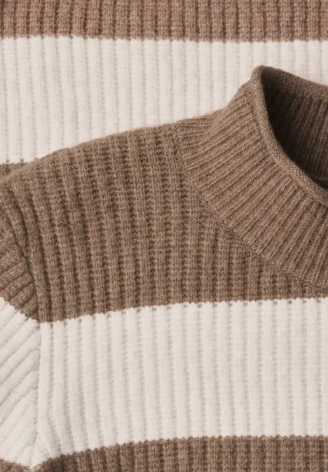 Pullover mit Turtle Neck und Streifen creamy mocha melange Braun-weiß gestreifter Rippsweater mit hohem Kragen aus weichem Strickmaterial.