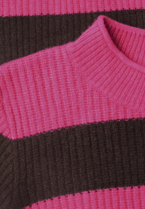 Pullover mit Turtle Neck und Streifen pink flash Nahaufnahme eines rosa-braunen, gerippten Strickpullovers mit breiten Streifen.