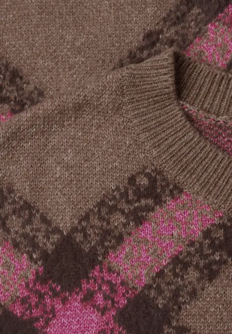 Nahaufnahme eines braunen Strickpullovers mit rosa und dunkelbraunen Mustern.