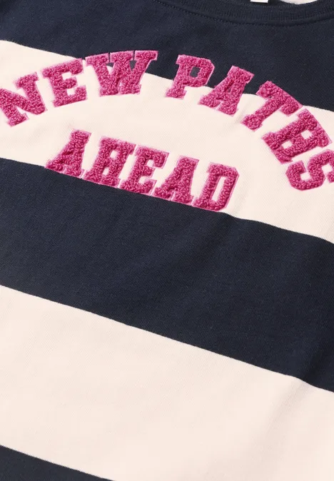 Dunkelblaues Shirt mit weißen Streifen und pinker Schrift "NEW PATHS AHEAD".