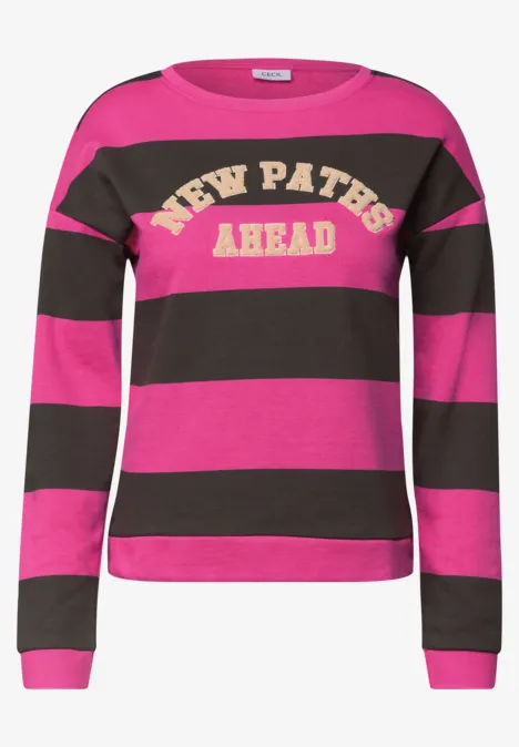 Rosa-braun gestreiftes Damen-Shirt mit Aufschrift "New Paths Ahead" auf der Vorderseite.