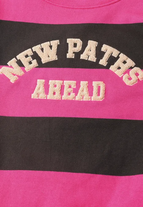 Schwarz-pinken gestreiftes Shirt mit der aufgestickten Aufschrift "NEW PATHS AHEAD".