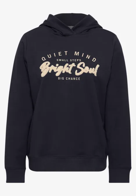 Sweatshirt mit Details in Rippstruktur urban dark blue Dunkelblauer Kapuzenpullover mit weißem Schriftzug 'Quiet Mind Small Steps Bright Soul Big Chance'.