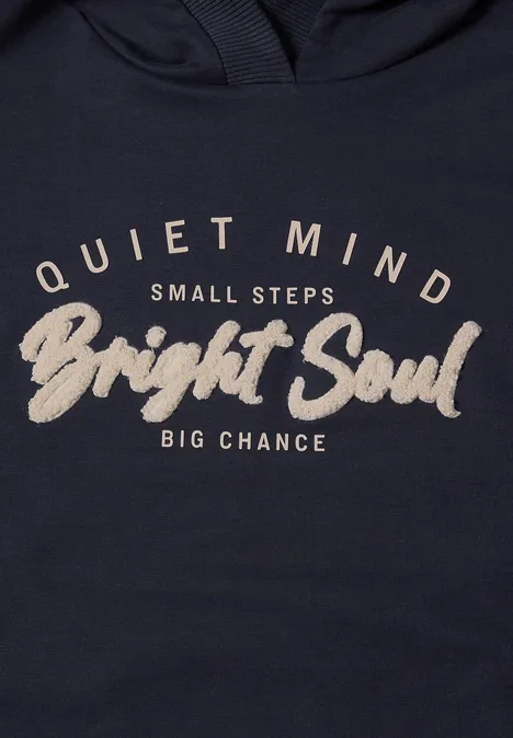 Sweatshirt mit Details in Rippstruktur urban dark blue Dunkelblauer Pullover mit hellbeigeem Schriftzug 'Quiet Mind Small Steps Bright Soul Big Chance'.