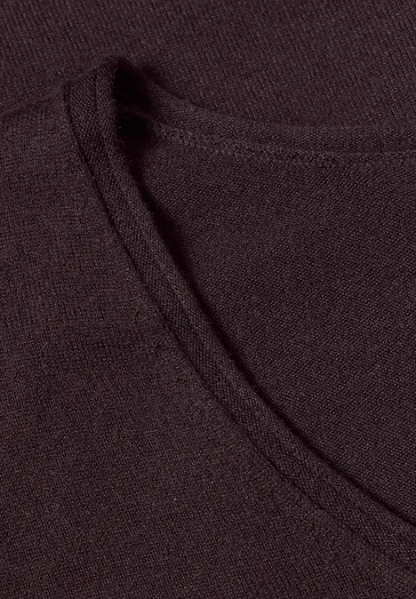 Pullover mit gerundetem V-Ausschnitt berry red Schwarzer, feiner Stoff mit sichtbarer Naht an einem Rundhalsausschnitt.