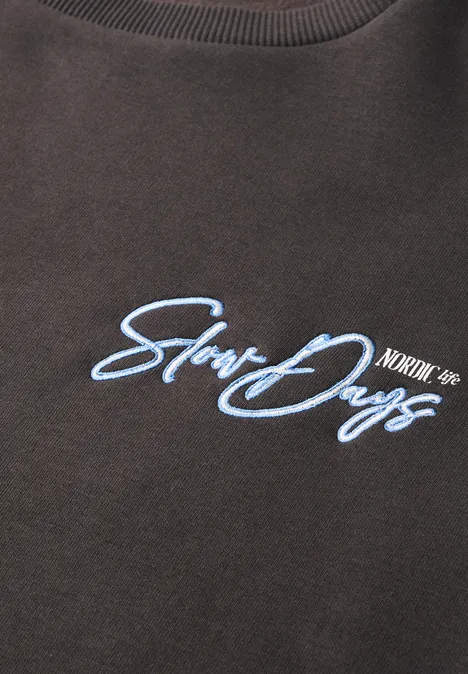 Schwarzes Shirt mit hellblau-weißer Aufschrift 'Stone Days' auf der Vorderseite