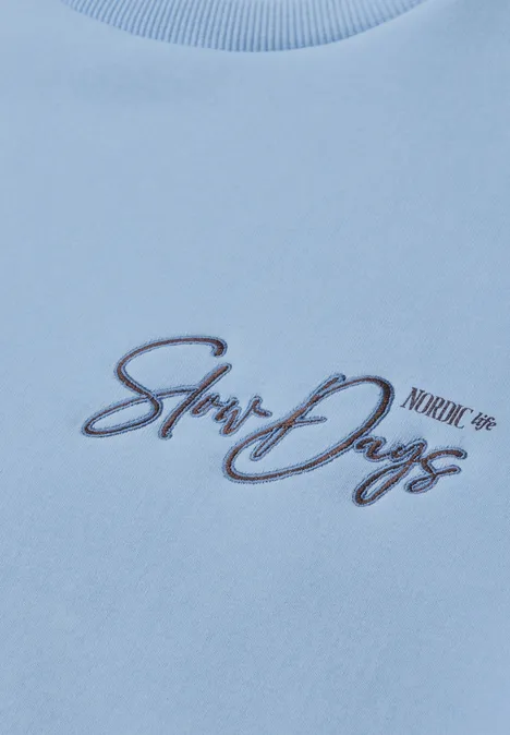 Hellblauer Pullover mit gesticktem Schriftzug 'Slow Days'
