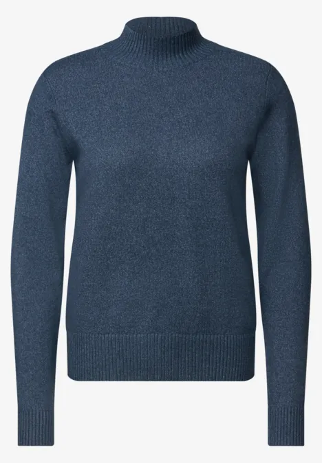 Pullover in Unifarbe mit Turtle Neck cotton blue melange Ein dunkelblauer, langer Pullover mit hohem Rollkragen und langen Ärmeln.