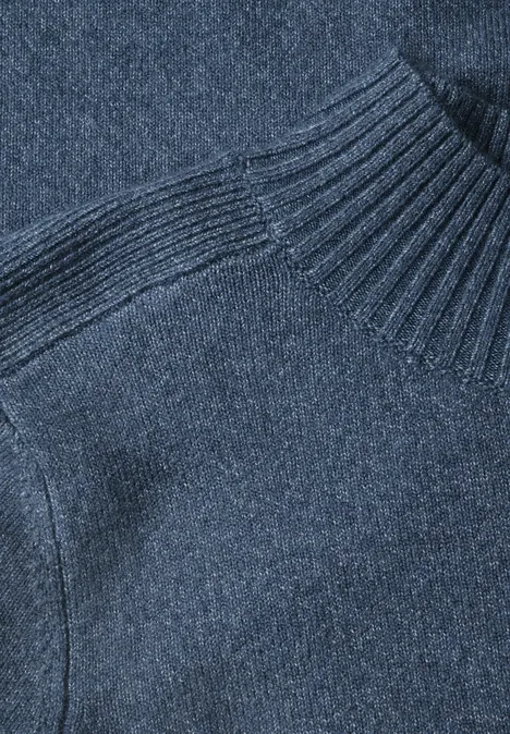 Pullover in Unifarbe mit Turtle Neck cotton blue melange Nahaufnahme eines dunkelblauen Strickpullovers mit Rollkragen und feiner Struktur.