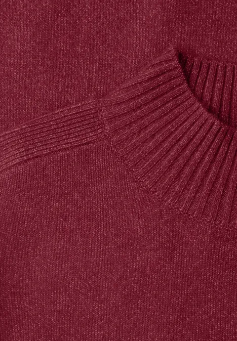 Pullover in Unifarbe mit Turtle Neck rhubarb melange Nahaufnahme eines burgunderroten Strickpullovers mit Rundhalsbündchen.