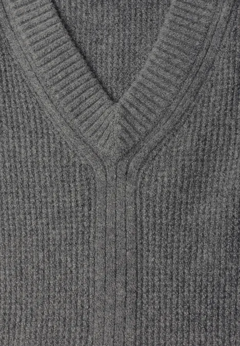 Pull gris chiné en maille avec encolure en V et motif côtelé.