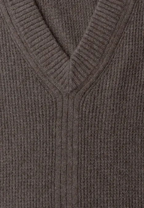 Pull à col en V marron avec motif côtelé