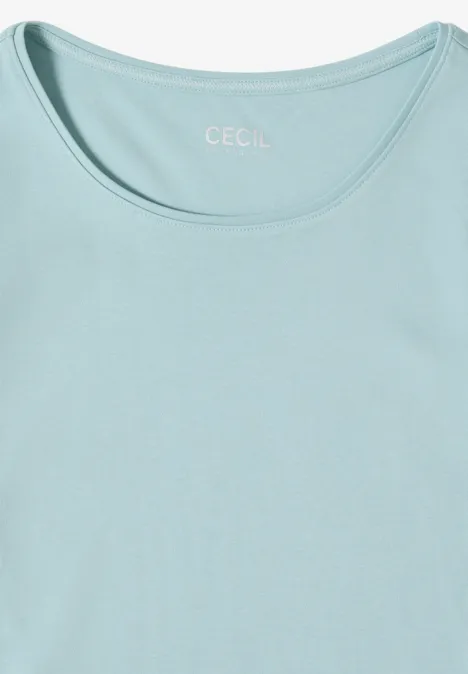 T-shirt uni bleu clair à col rond avec l’inscription 'CECIL' à l’encolure.