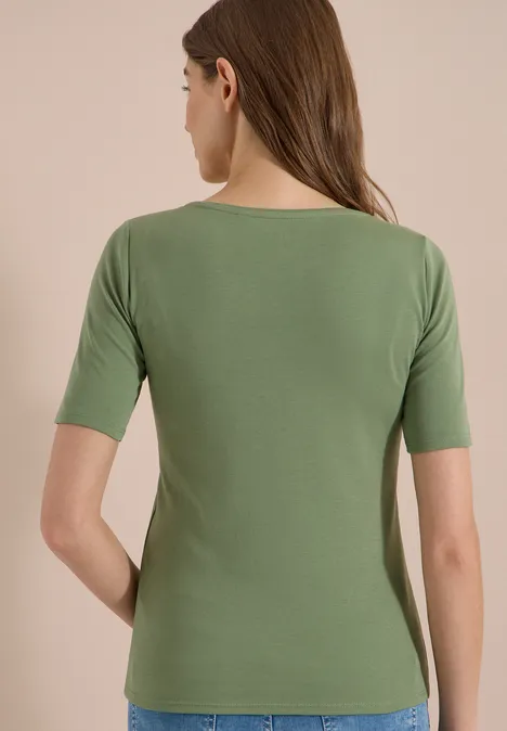 T-shirt basique à col rond en couleur unie deep matcha green Vue de dos d'une femme portant un t-shirt vert à manches mi-longues.