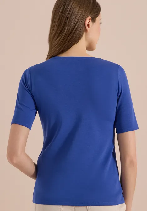 T-shirt basique à col rond en couleur unie deep river blue Vue de dos d’une femme portant un t-shirt bleu.