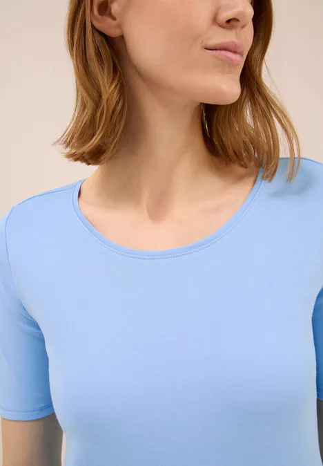 T-Shirt in Unifarbe sporty light blue