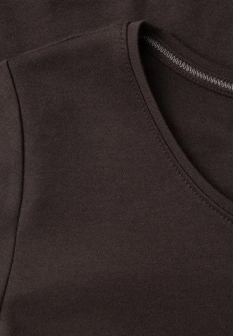 Nahaufnahme eines dunklen T-Shirts mit Rundhalsausschnitt und sauberer Naht.