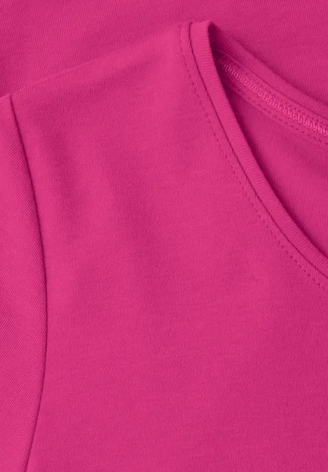 Basic Shirt met ronde hals in Unifarbe pink flash Close-up van een roze T-shirt met ronde hals.