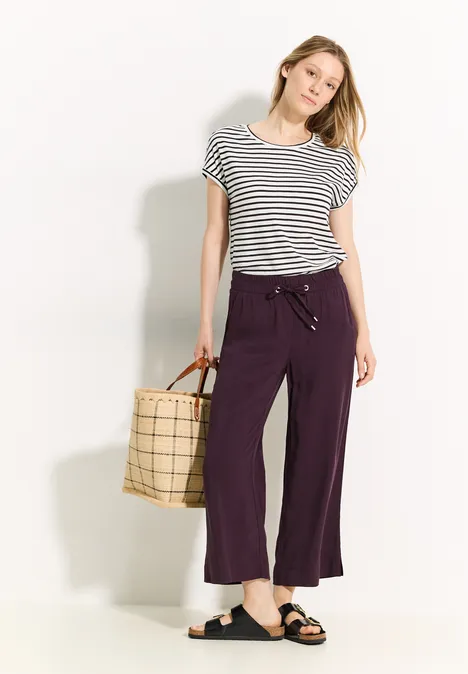 T-Shirt mit Ripp Details aubergine red