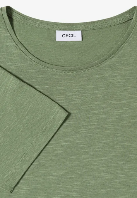 Grünes Kurzarmshirt mit dezent melierter Struktur und Markenlabel am Kragen.
