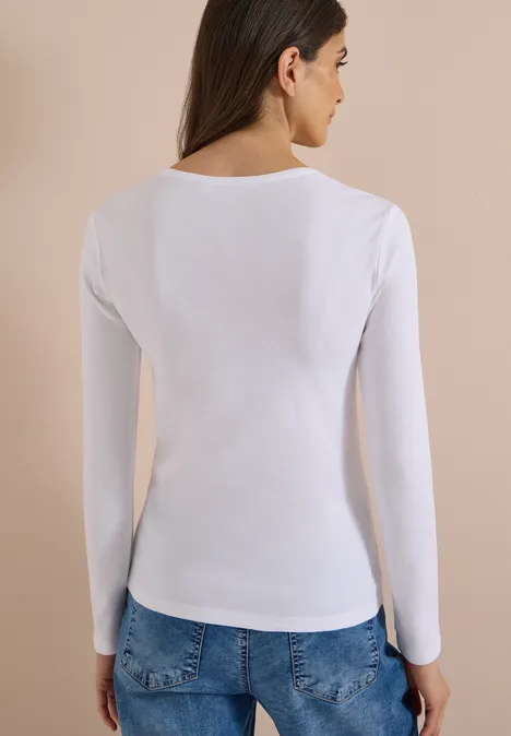 Basic shirt met lange mouwen en ronde hals White Rückansicht einer Frau in weißem langärmligem Oberteil und blauen Jeans vor neutralem Hintergrund.