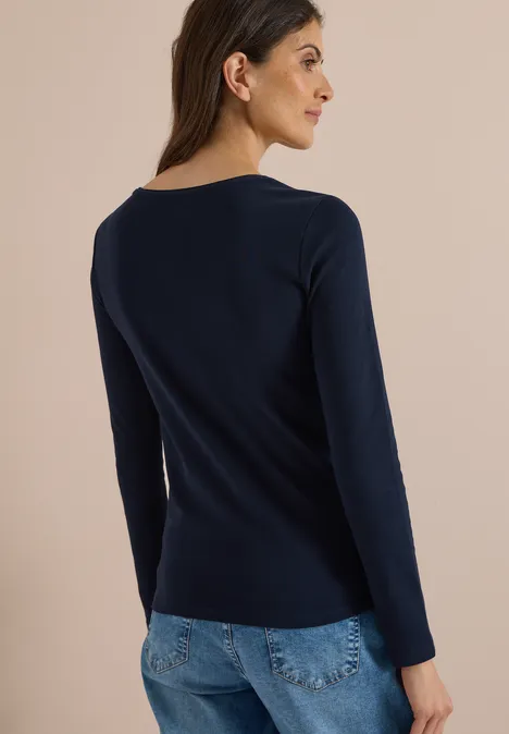 Basic Langarm Shirt mit Rundhals universal blue Frau von hinten in dunkelblauem Langarmshirt und heller Jeans.