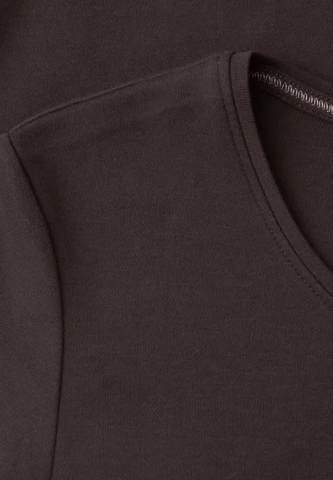 Nahaufnahme eines dunkelbraunen Rundhals-Tops aus Baumwolljersey mit kurzem Ärmel.