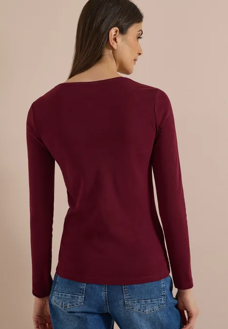 Basic Langarm Shirt mit Rundhals red wine Frau von hinten in weinrotem Langarmshirt vor einfarbigem Hintergrund.