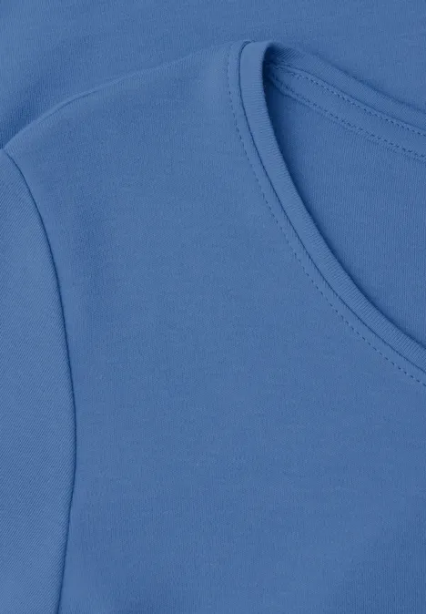 T-shirt basique à manches longues et col rond north blue Nahaufnahme eines hellblauen T-Shirts, zu sehen ist Rundhalsausschnitt und Schulterbereich.