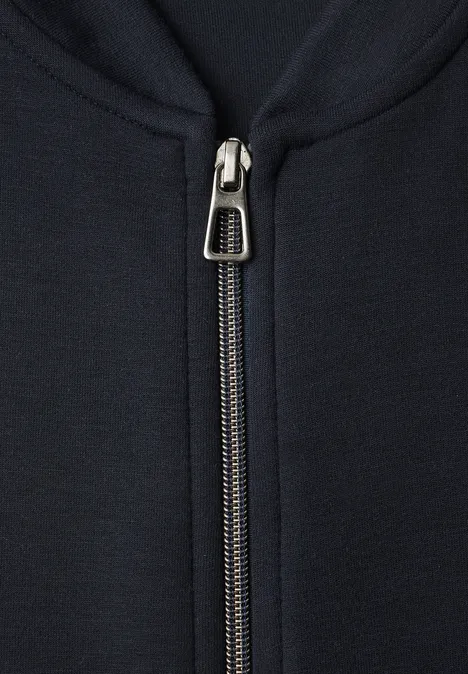Jersey blouson met ritssluiting urban dark blue Close-up van een metalen ritssluiting op een donkerblauwe jas.