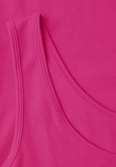 Basic top van puur katoen pink flash Twee roze katoenen tanktops op elkaar gelegd