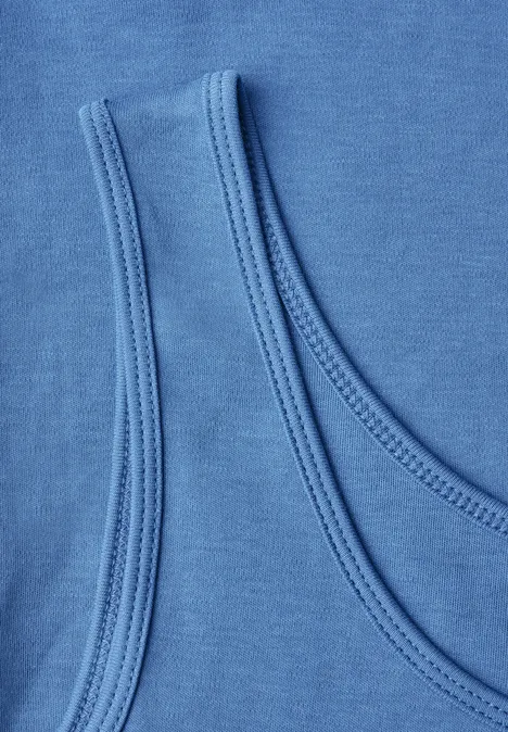 Basic Top aus reiner Baumwolle north blue Nahaufnahme eines blauen Tanktops aus Baumwolljersey.