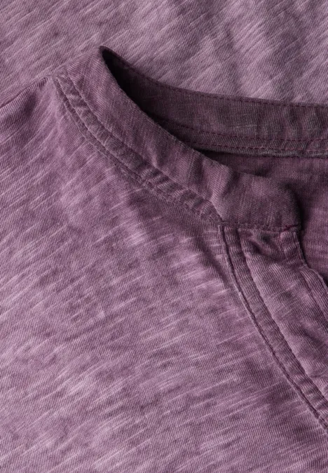 T-Shirt in Washed-Optik deep berry