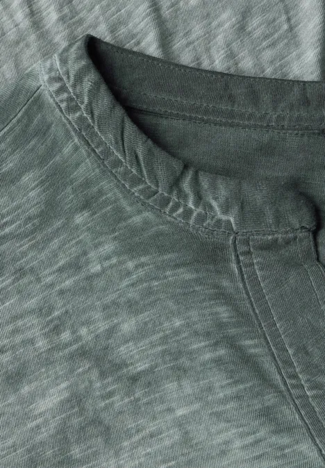 T-Shirt in Washed-Optik slate khaki