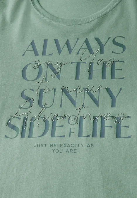 Shirt mit Wording Artwork matcha green