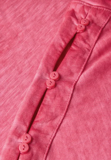 T-Shirt mit Knopfdetail glazed apple red