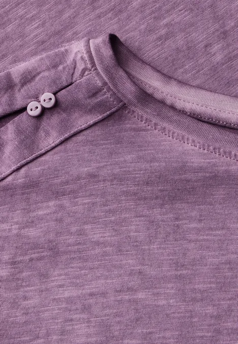 T-Shirt mit Knopfdetail deep berry