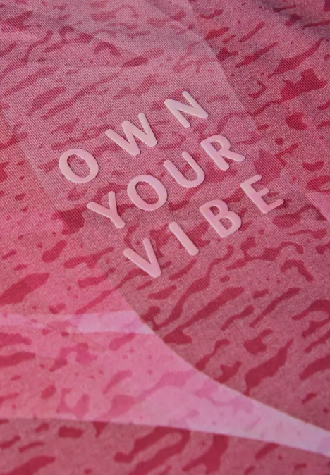 T-Shirt in Ausbrenneroptik glazed apple red