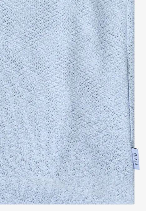 Hellblauer, atmungsaktiver Sportstoff mit kleinen Löchern und seitlichem Label