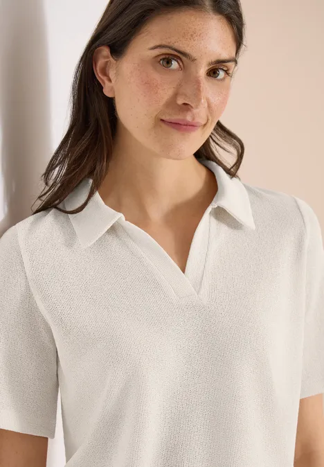 Effen polo met korte mouwen macadamia beige Vrouw met wit, kort mouw polo met open V-hals voor een neutrale beige achtergrond.